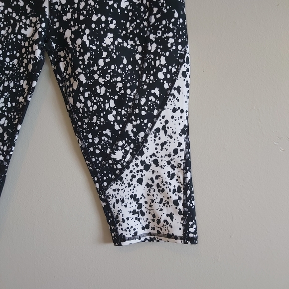 NWOT Fabletics Crop Bottoms Black/White L - Picture 10 of 11
